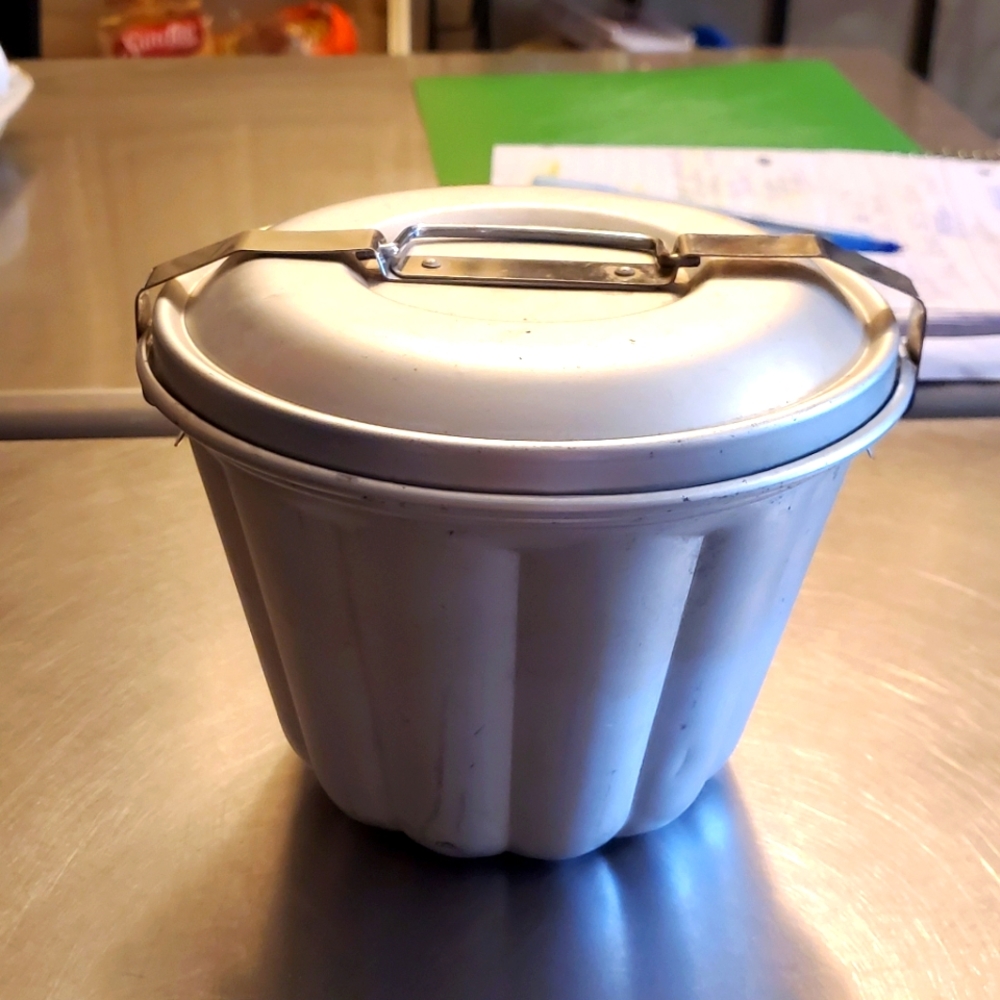 Vintage Metal Bundt Pan